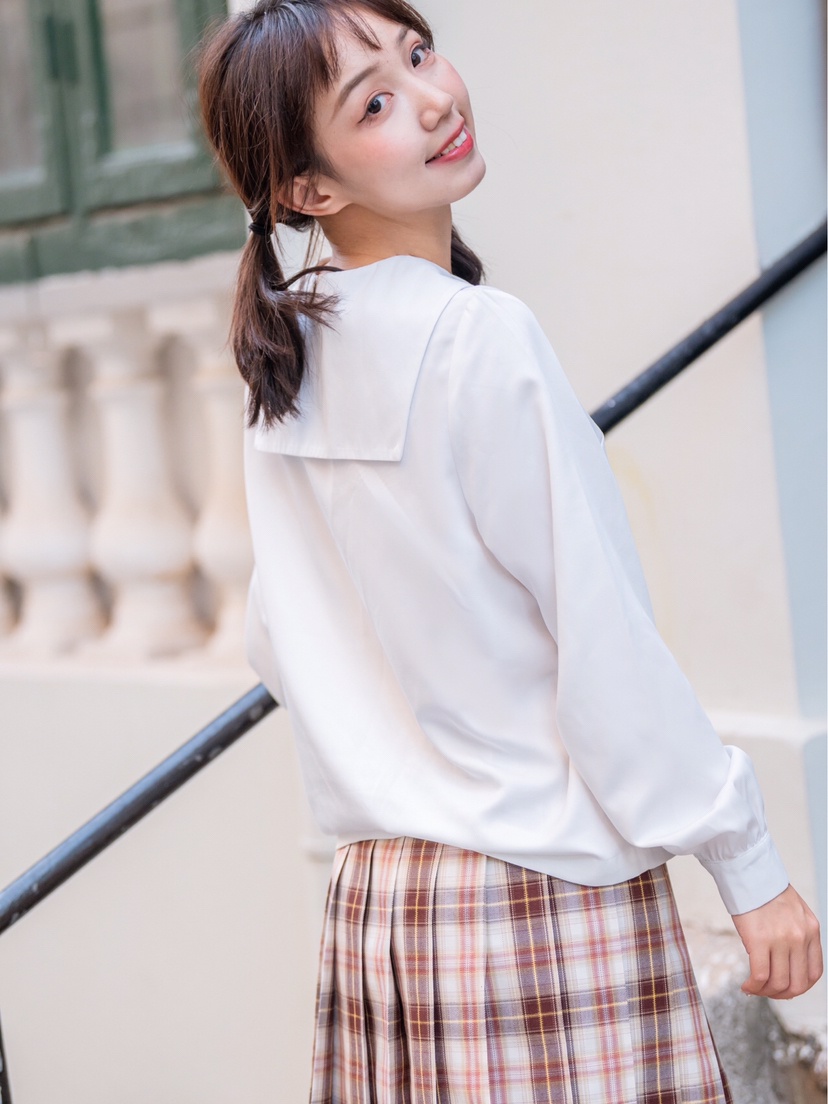 Sentimental Fashion Scene Delicate