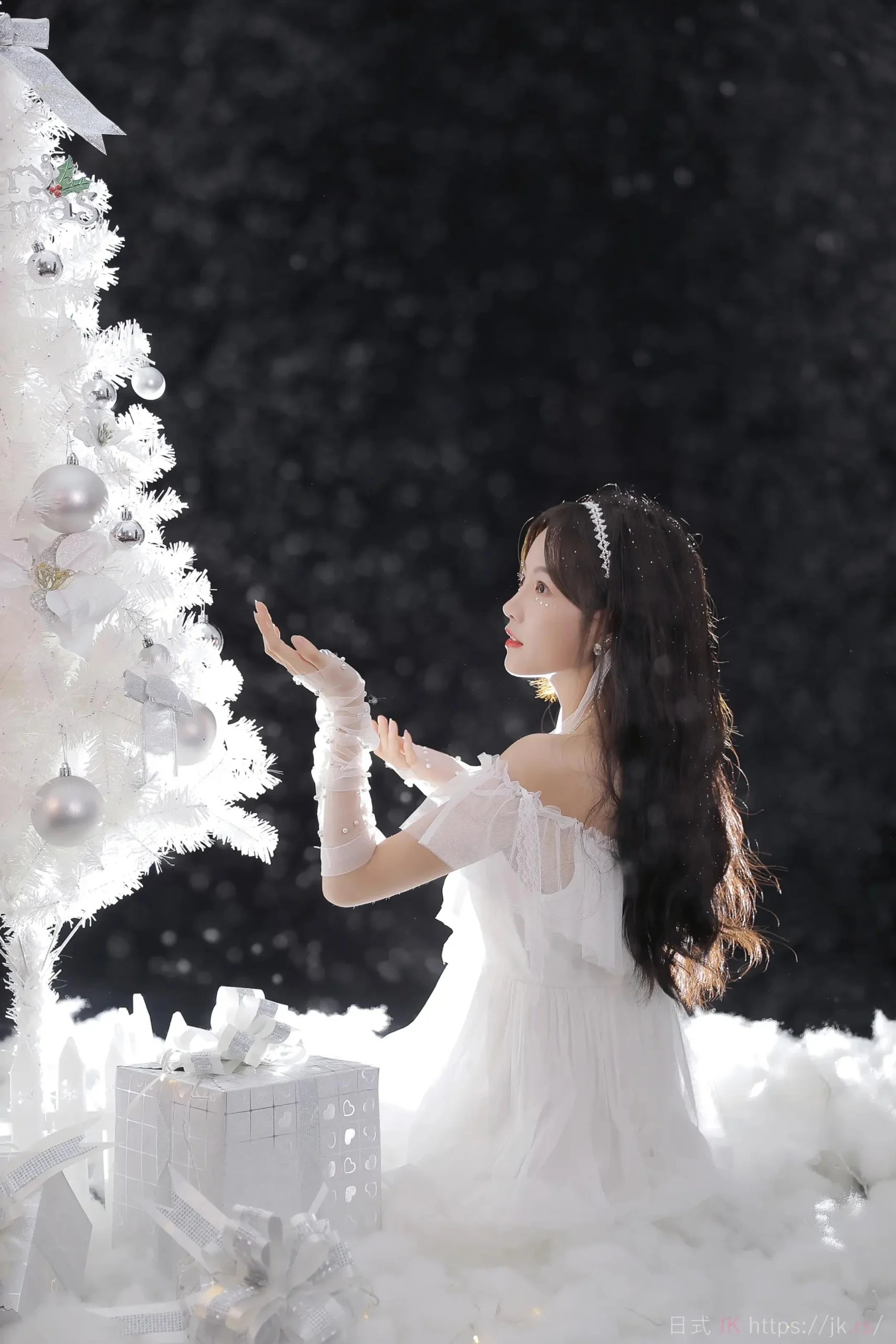 Snow Standing Moment Student Style