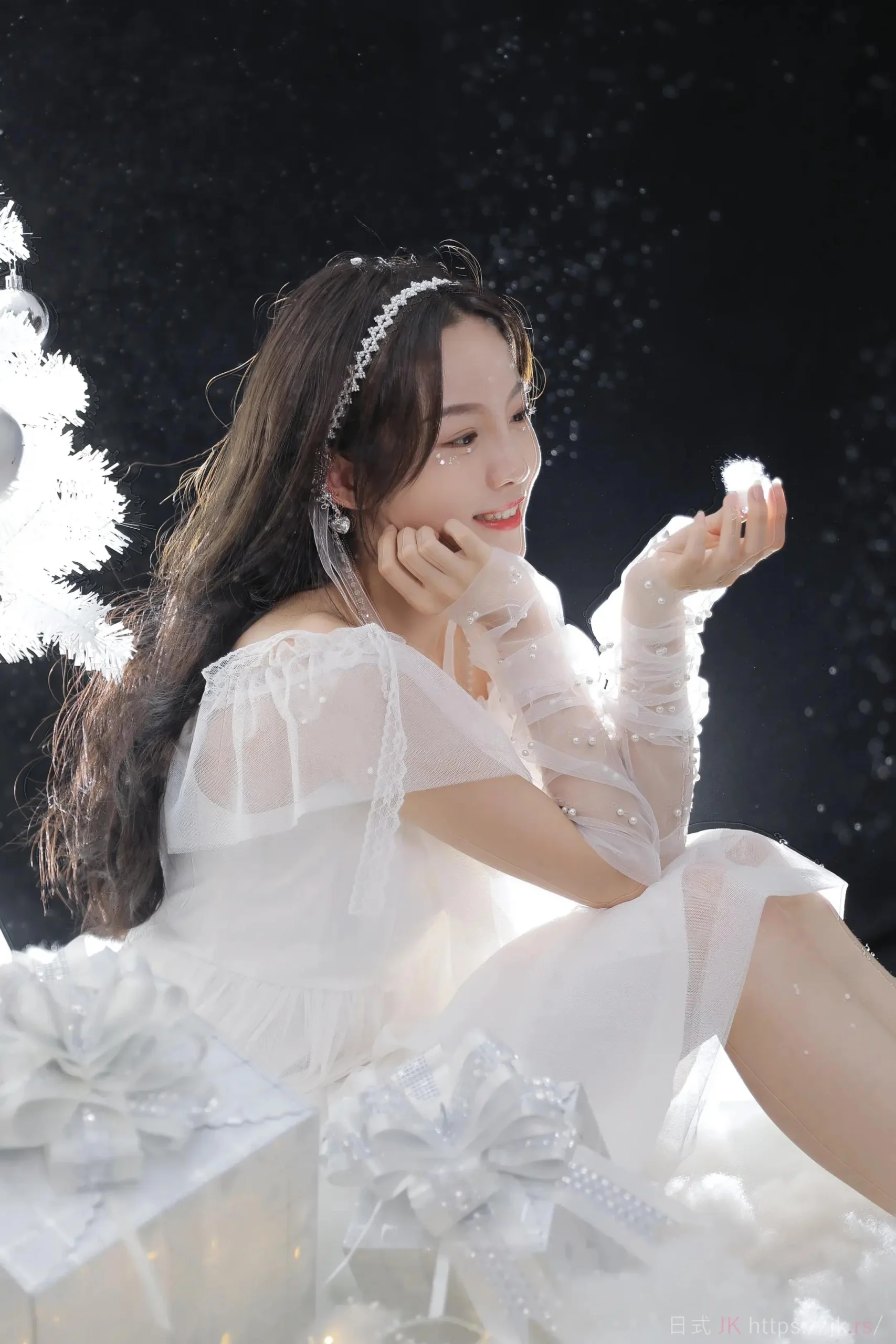 Snow Standing Moment Student Style